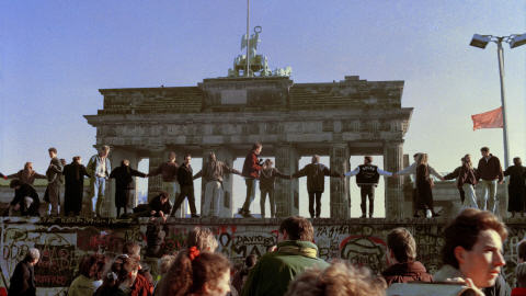 Le 10 novembre 1989, des Berlinois dansent et chantent sur le mur.