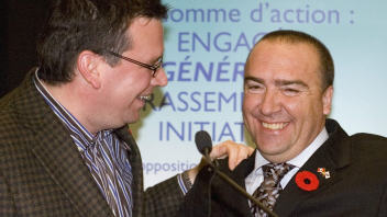 Le ministre conservateur Christian Paradis (� gauche) f�licite Bernard G�n�reux.