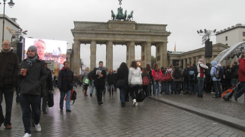 Les Berlinois et les touristes ont commenc� � arriver en d�but d'apr�s-midi � la porte de Brandebourg. 