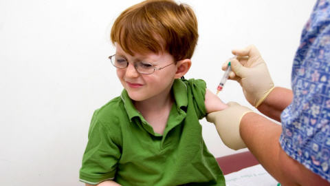 Un gar�on re�oit un vaccin.