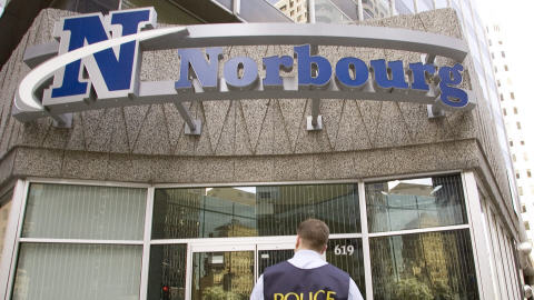 n policier de la GRC devant l'�difice de Norbourg (archives)