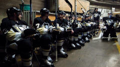 Les Penguins dans un corridor du Mellon Arena