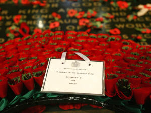 Une couronne de fleurs déposée à l'abbaye de Westminster avec la note : « À la mémoire de nos glorieux soldats morts au combat », de la part d'Élisabeth II et de Philippe.