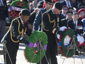 La gouverneure générale du Canada, Michaëlle Jean, et le prince Charles, déposent une couronne de fleurs devant le cénotaphe.