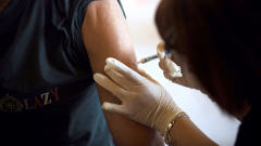 Homme se faisant vacciner