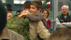 Un petit gar�on bien heureux de revoir son papa.