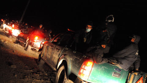 Des policiers afghans se rendent au site de l'attentat contre Abdul Rab Rasoul Sayaf, pr�s de Kaboul, le 20 novembre 2009.