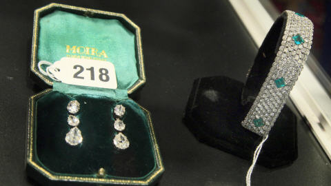 Un bracelet et des boucles d'oreilles en diamants Un bracelet et des boucles d'oreilles en diamants