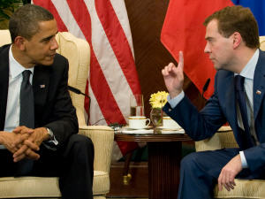 Le président américain, Barack Obama, et son homologue russe, Dimitri Medvedev, lors d'une rencontre dimanche en marge du sommet de l'APEC, à Singapour.