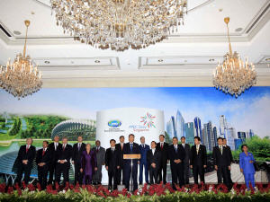 Le premier ministre de Singapour, Lee Hsien Loong, au centre, prononce une déclaration commune des dirigeants politiques, le 15 novembre 2009.