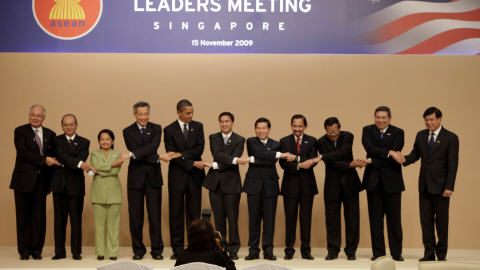 Photo de groupe des dirigeants de l'Association des nations d'Asie du Sud-Est, en marge du sommet de l'APEC, le 15 novembre 2009.