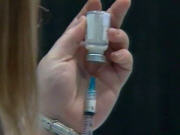 Pr�paration d'un vaccin dans un centre de Laval