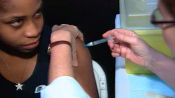 Une �l�ve du secondaire re�oit le vaccin � Laval