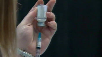 Pr�paration d'un vaccin dans un centre de Laval