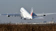 Un Airbus A380 d'Air France décolle de l'aéroport parisien de Roissy à destination de New York avec plus de 500 passagers à bord, le 20 novembre 2009.
