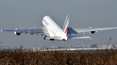 Un Airbus A380 d'Air France d�colle de l'a�roport parisien de Roissy � destination de New York avec plus de 500 passagers � bord, le 20 novembre 2009.