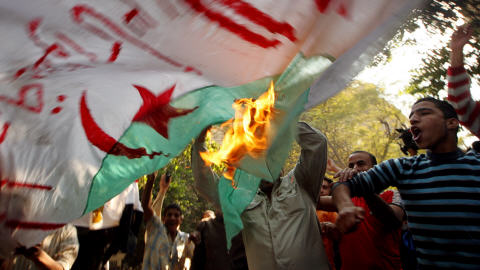 Des manifestants �gyptiens br�lent un drapeau alg�rien lors d'une deuxi�me journ�e de manifestations aux abords de l'ambassade de l'Alg�rie au Caire, le 20 novembre 2009.