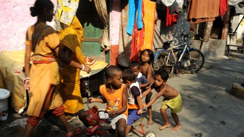 Un groupe d'enfants indiens dans un quartier pauvre de Kolkata, en Inde, le 20 novembre 2009.