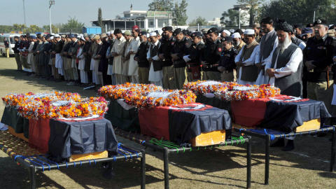 Fun�railles des trois policiers tu�s lors d'un attentat � la bombe le 20 novembre 2009 � Peshawar.