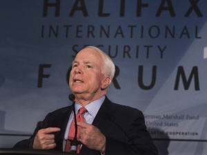 John McCain, en marge du Forum sur la sécurité internationale d'Halifax