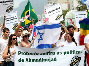 Des militants pour le respect des droits de la personne manifestent, à Rio de Janeiro, le 22 novembre 2009, contre la visite du président iranien Mahmoud Ahmadinejad dans leur pays.Des militants pour le respect des droits de la personne manifestent, à Rio de Janeiro, le 22 novembre 2009, contre la visite du président iranien, Mahmoud Ahmadinejad, dans leur pays.