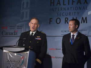 Le chef d'état-major Walter Natynczyk en compagnie du ministre de la Défense, Peter MacKay