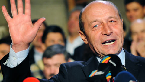 Le pr�sident sortant Traian Basescu affirme avoir remport� une victoire d'�tape.