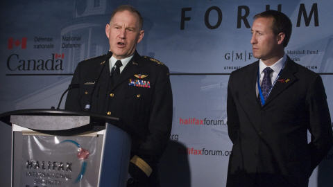 Le chef d'�tat-major Walter Natynczyk en compagnie du ministre de la D�fense, Peter MacKay