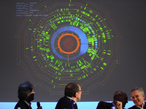 Des scientifiques du CERN regardent sur un écran le premier choc des patricules.