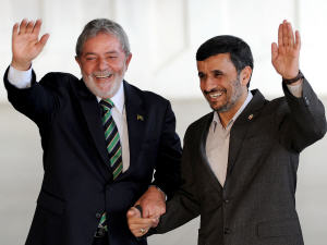 Le président brésilien Luiz Inacio Lula da Silva recevant son homologue iranien à Brasília