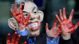 Un manifestant � Londres portant un masque repr�sentant Tony Blair le jour du d�but des travaux de la commission d'enqu�te.