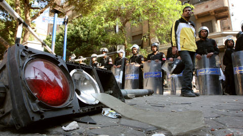 Des policiers �gyptiens pr�s de l'ambassade d'Alg�rie au Caire