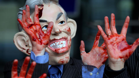 Un manifestant � Londres portant un masque repr�sentant Tony Blair le jour du d�but des travaux de la commission d'enqu�te.