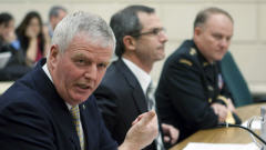 Le g�n�ral � la retraite Rick Hillier t�moigne devant le comit� parlementaire, accompagn� du lieutenant-g�n�ral � la retraite Michel Gauthier et du major g�n�ral David Fraser