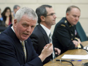 Le général à la retraite Rick Hillier témoigne devant le comité parlementaire, accompagné du lieutenant-général à la retraite Michel Gauthier et du major général David Fraser
