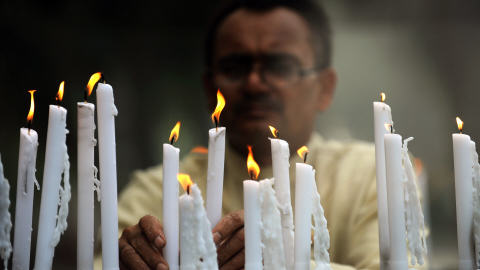 Des bougies allum�es en hommage aux victimes des attentats