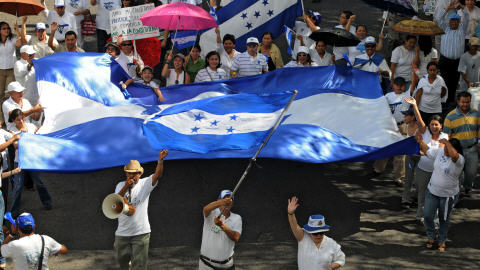 Des partisans de Roberto Micheletti ont march�, plus t�t cette semaine, pour manifester leur appui � l'�lection de dimanche.