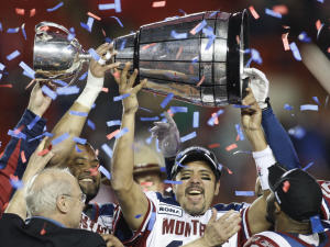 Anthony Calvillo avec la Coupe Grey