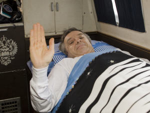Robert Thirsk se repose avant de subir un examen médical à son retour sur terre