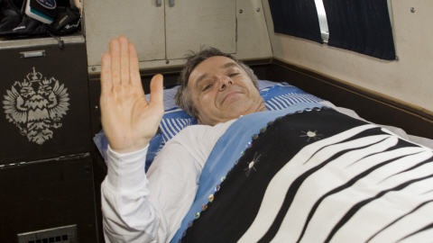 Robert Thirsk se repose avant de subir un examen m�dical � son retour sur terre