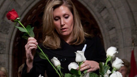 L'honorable Helena Guergis, ministre d'�tat (Condition f�minine), participe � la c�r�monie des Roses