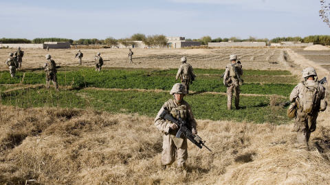 Des marines am�ricains � la recherche d'engins explosifs improvis�s � Mian Poshteh, dans la province d'Helmand.