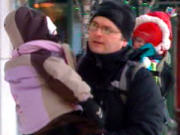 Un homme marche dans le froid