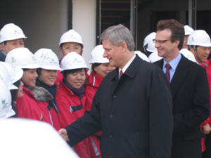 Le premier ministre Stephen Harper et Mark � Dashan � Rowswell, � Shanghai.