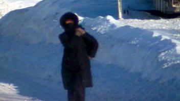Une personne marche dans le froid