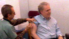 Le premier ministre, Jean Charest, re�oit le vaccin contre la grippe H1N1