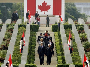 Le premier ministre du Canada, Stephen Harper, a assisté à une cérémonie commémorative au cimetière de Sai Wan War, à Hong Kong, le 6 décembre 2009. Le premier ministre du Canada, Stephen Harper, a assisté à une cérémonie commémorative au cimetière de Sai Wan War, à Hong Kong, le 6 décembre 2009.