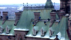 Des militants de Greenpeace ont grimp� sur le toit du Parlement pour installer une banderole.