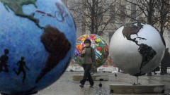 Une Danoise circule au milieu d'une exposition ext�rieure intitul�e Globes froids.