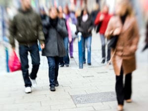 Des passants dans la rue